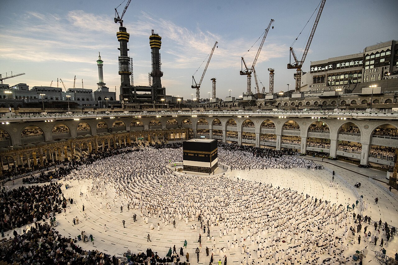 Pilgrims performing tawaf around the Kaaba at Masjid al-Haram in Makkah. Photo: Wikimedia Commons (CC0)